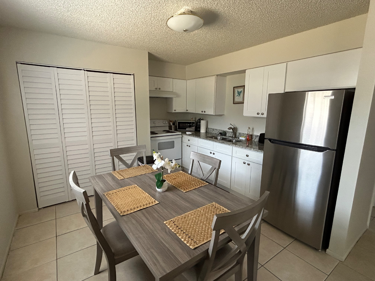 Cozy 2/1 awaits you in Clearwater Small pets are welcome