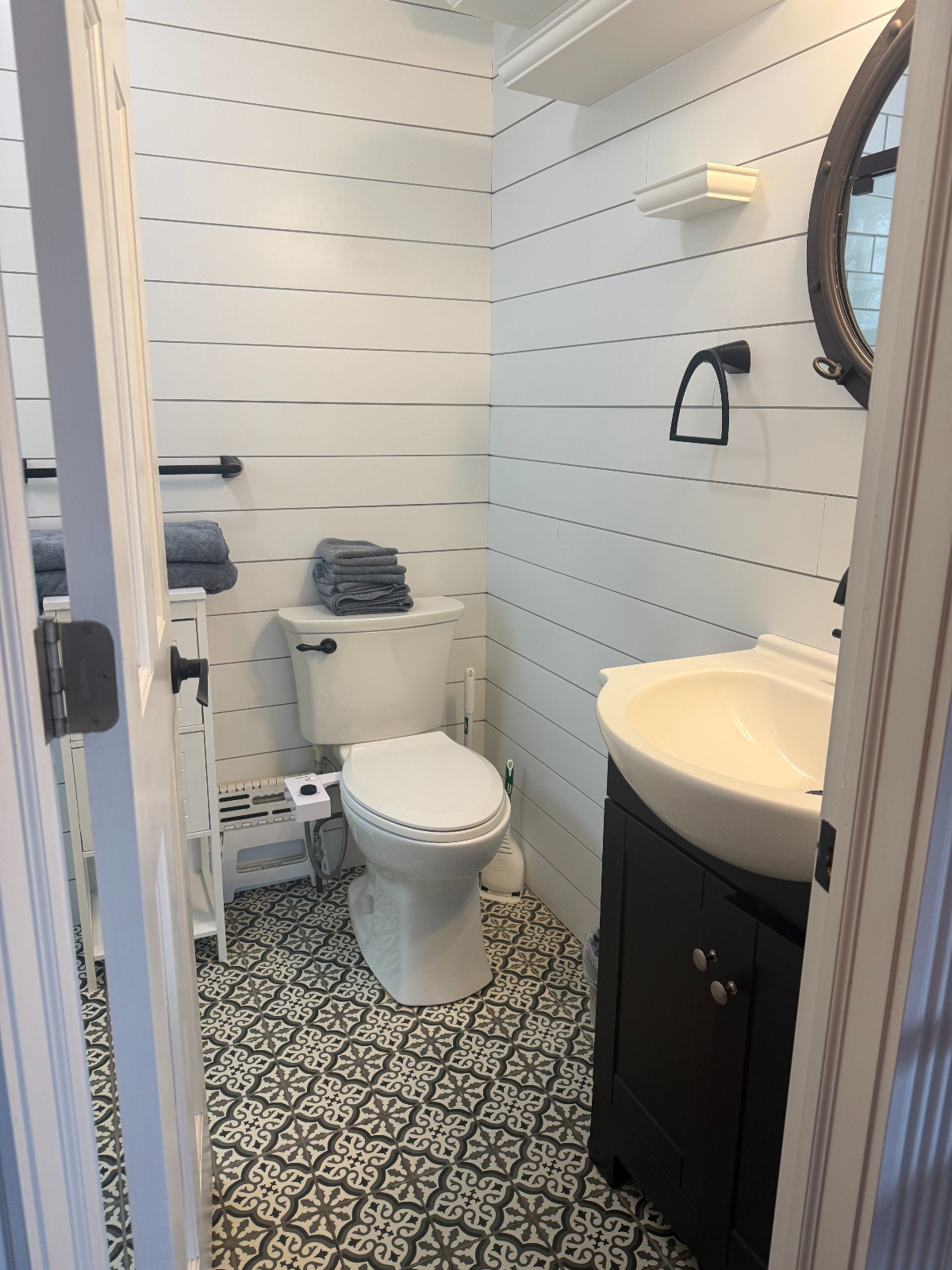 Bright Furnished Studio Near Park Ave - All Utilities Included, Pet-Friendly, Full Kitchen, Shared Y - Photo 4