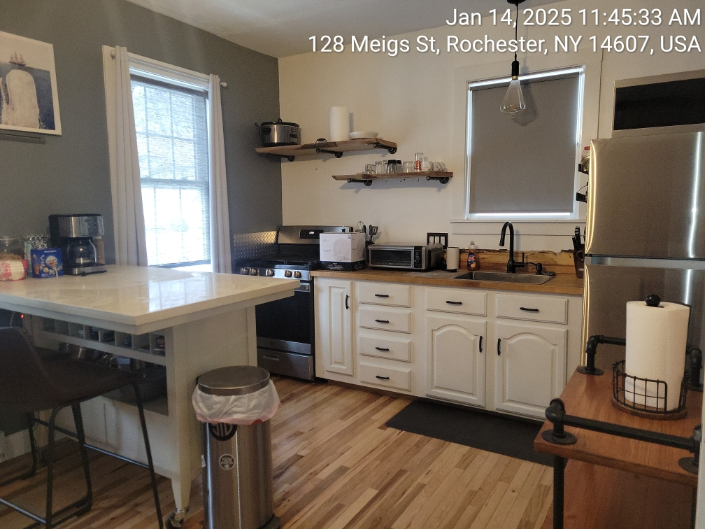 Bright Furnished Studio Near Park Ave - All Utilities Included, Pet-Friendly, Full Kitchen, Shared Y - Photo 1