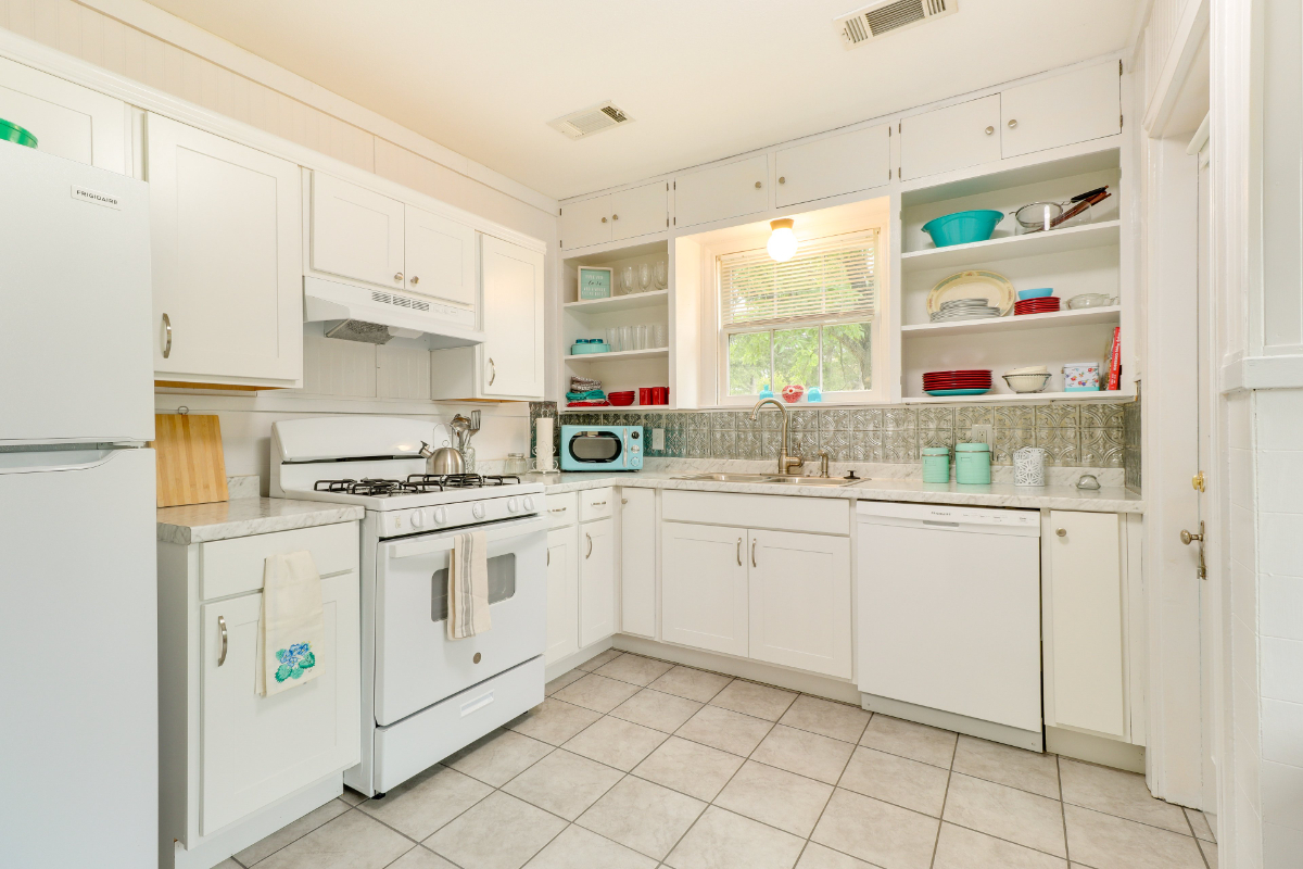 Spacious shiplap home with modern kitchen and bath - Photo 1