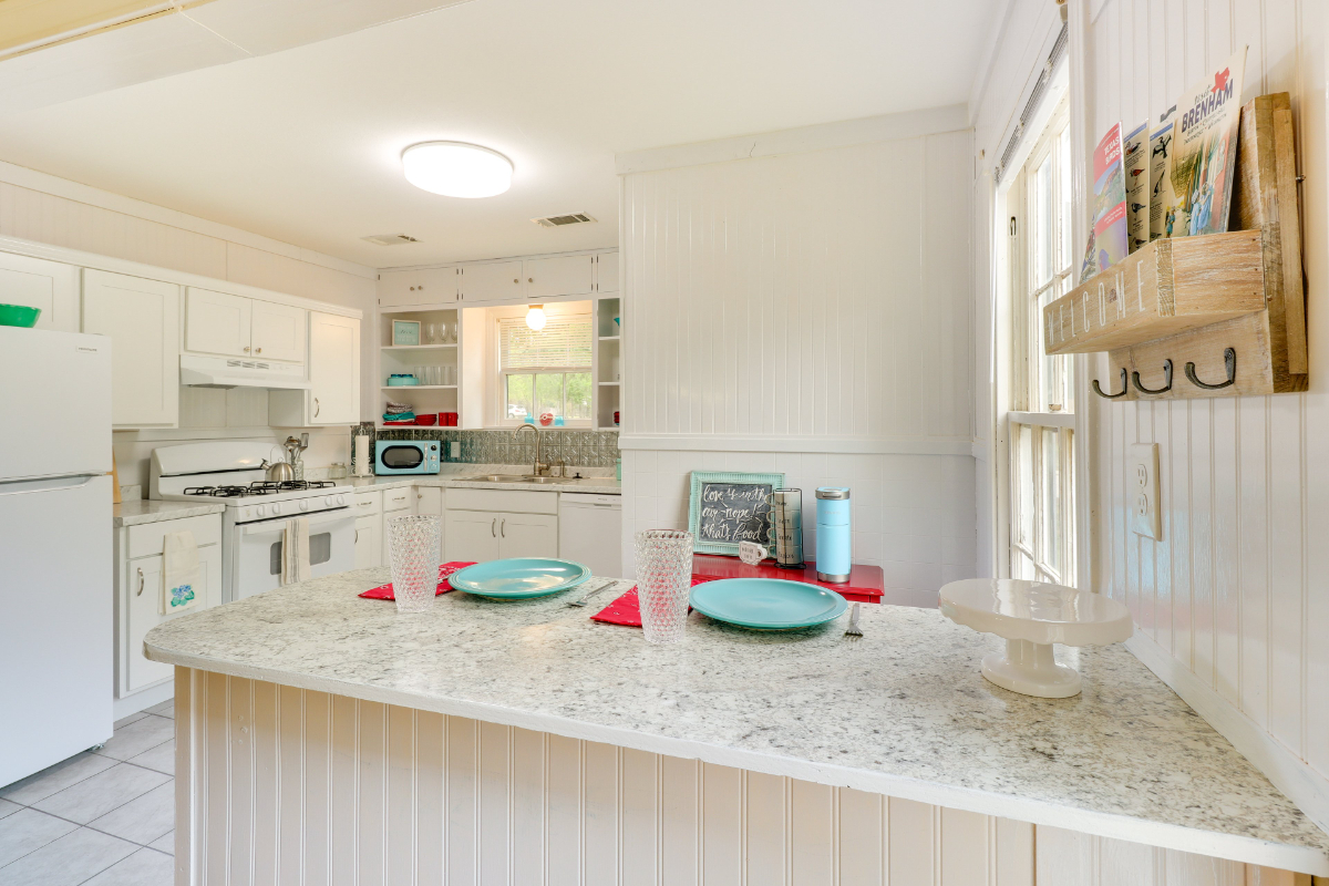 Spacious shiplap home with modern kitchen and bath - Photo 2