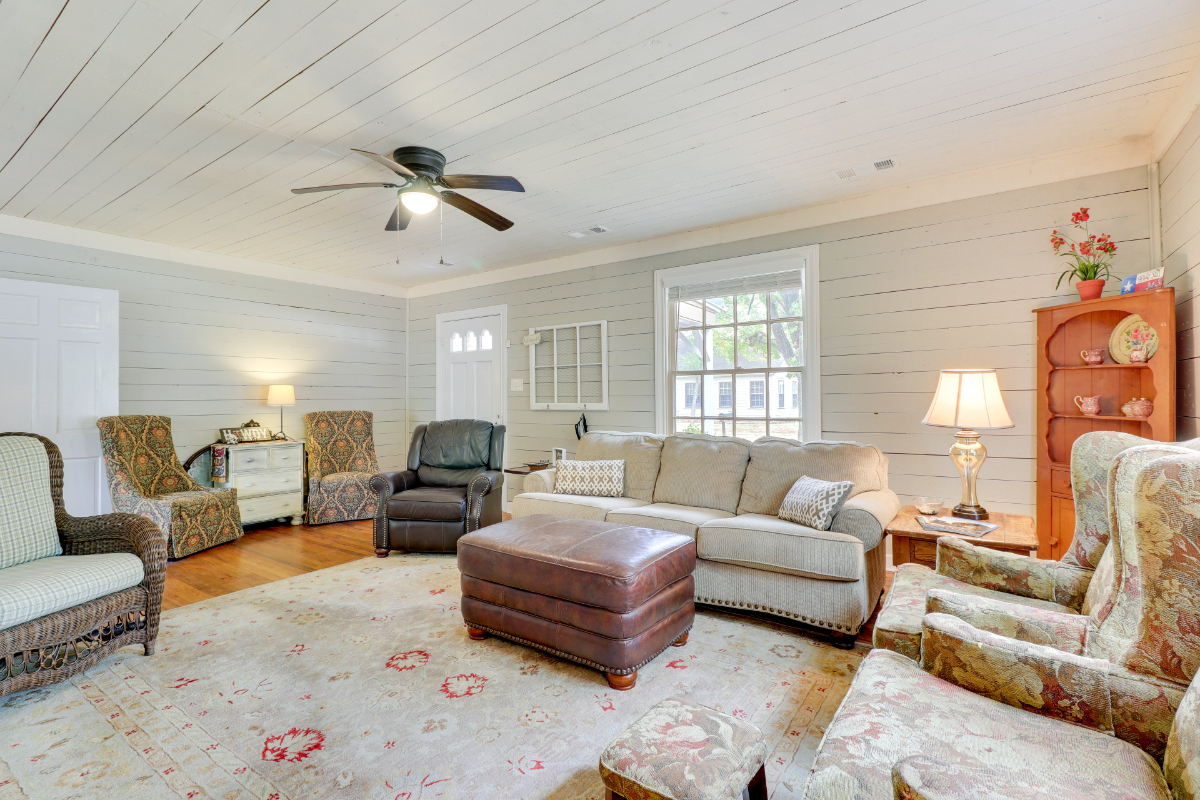 Spacious shiplap home with modern kitchen and bath - Photo 4