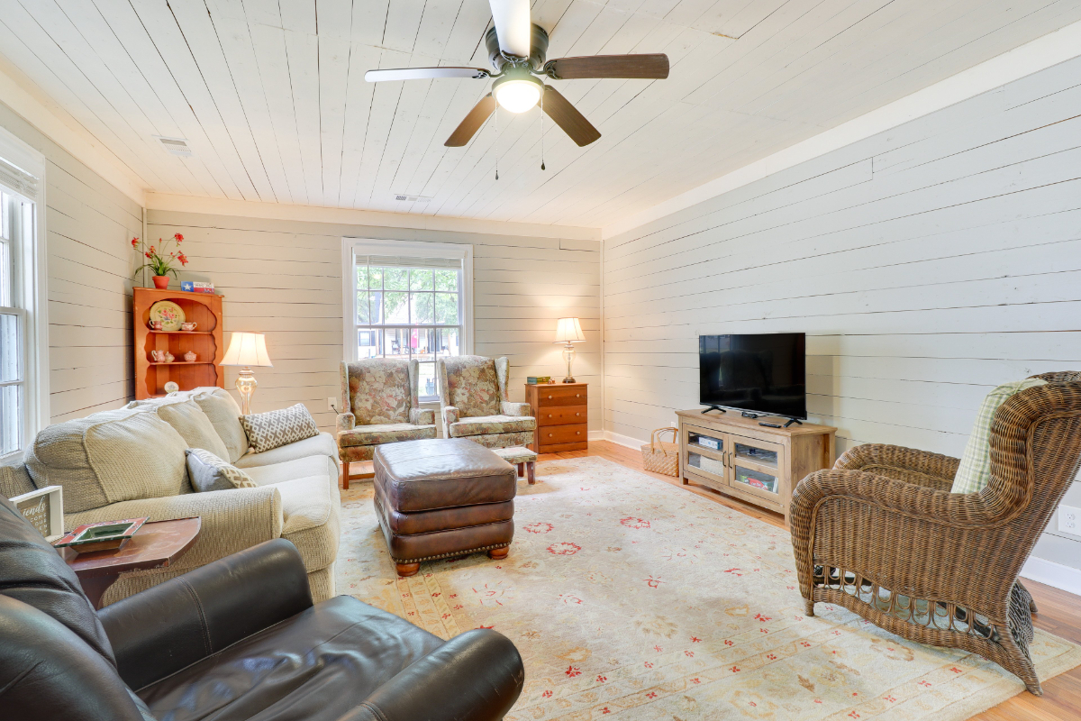 Spacious shiplap home with modern kitchen and bath - Photo 5