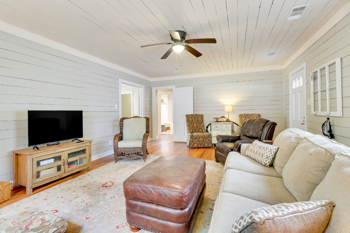 Spacious shiplap home with modern kitchen and bath - Photo 8