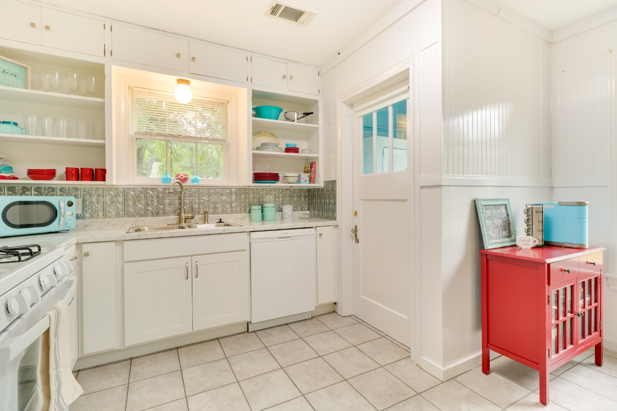 Spacious shiplap home with modern kitchen and bath - Photo 11