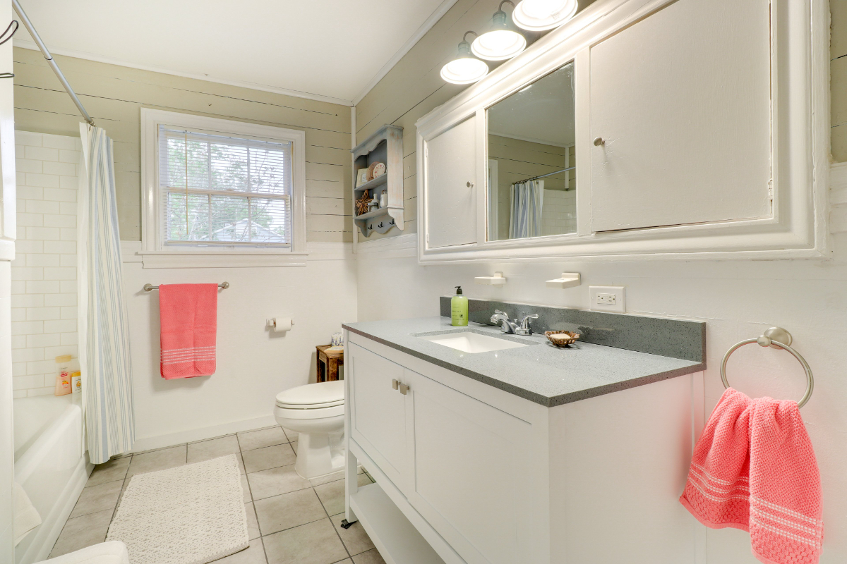 Spacious shiplap home with modern kitchen and bath - Photo 12