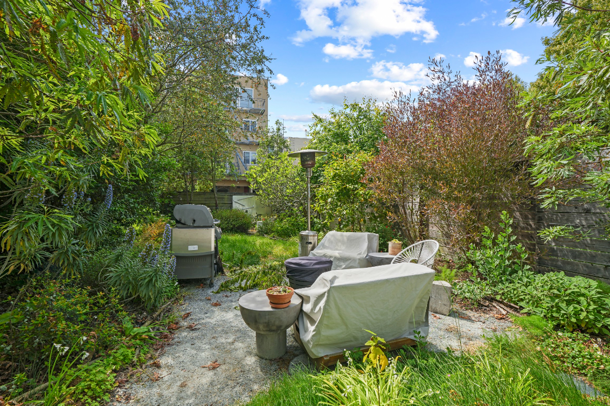 Cute Inner Richmond with amazing yard - Photo 1