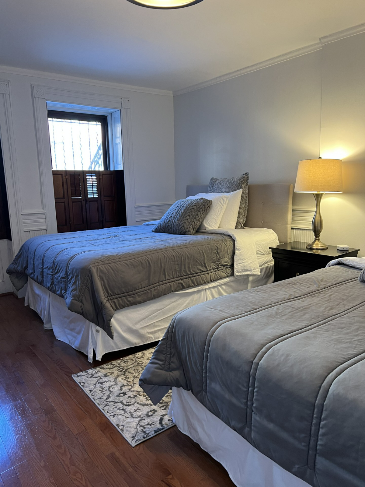 Historic Brownstone 1BR , Full Kitchen, W/D, Near Subway, Ideal for Nurses & Remote Workers - Photo 3