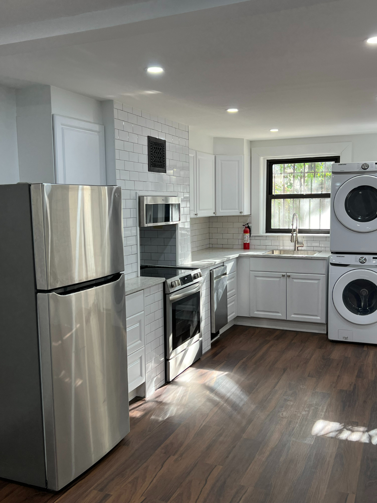 Historic Brownstone 1BR , Full Kitchen, W/D, Near Subway, Ideal for Nurses & Remote Workers - Photo 1