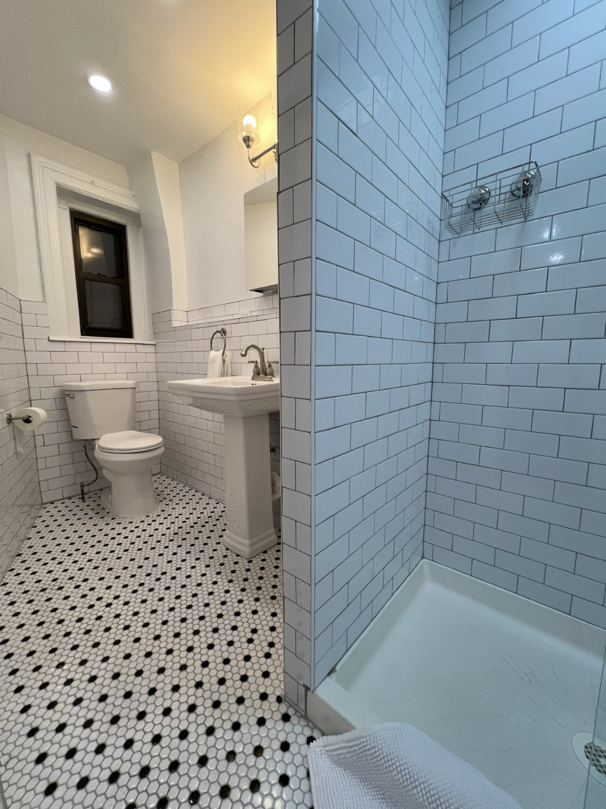 Historic Brownstone 1BR , Full Kitchen, W/D, Near Subway, Ideal for Nurses & Remote Workers - Photo 4