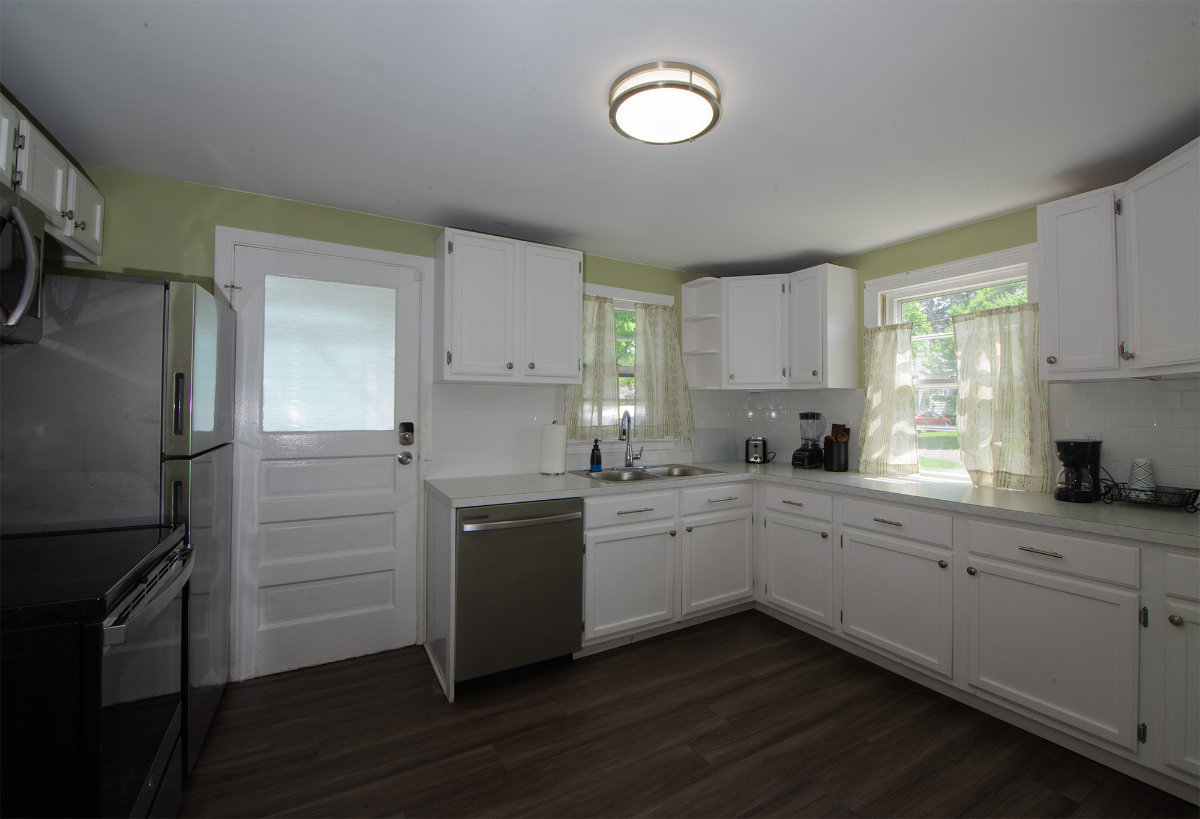 Cozy fully furnished 2 bedroom home in Greece NY/Near hospitals, shopping & highways - Photo 2
