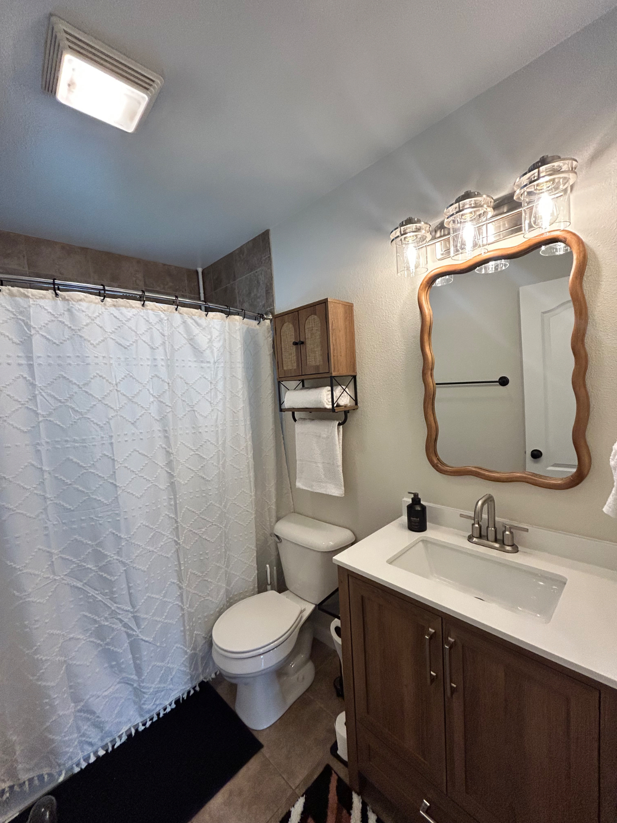 Beautifully remodeled unit, quiet Cheyenne neighborhood. Garage parking. Unit A - Photo 2