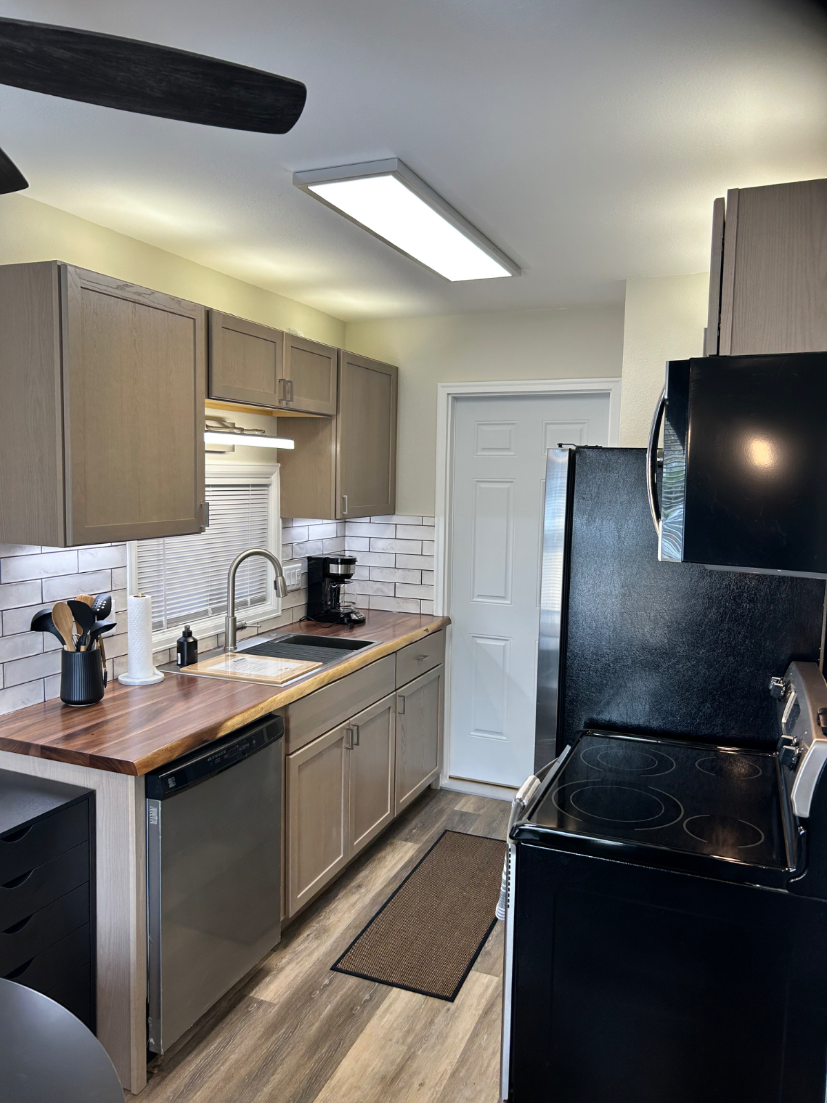 Beautifully remodeled unit, quiet Cheyenne neighborhood. Garage parking. Unit A - Photo 4