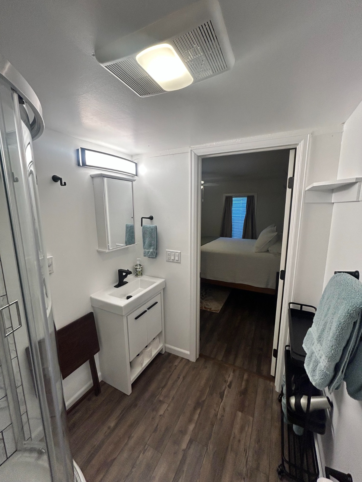 Beautifully remodeled unit, quiet Cheyenne neighborhood. Garage parking. Unit A - Photo 4