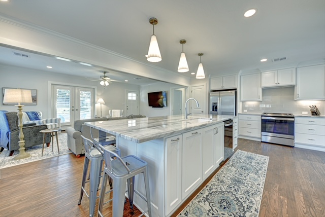 Beautifully updated 3 bedroom/2 bath Brenham home in the perfect location - Photo 2