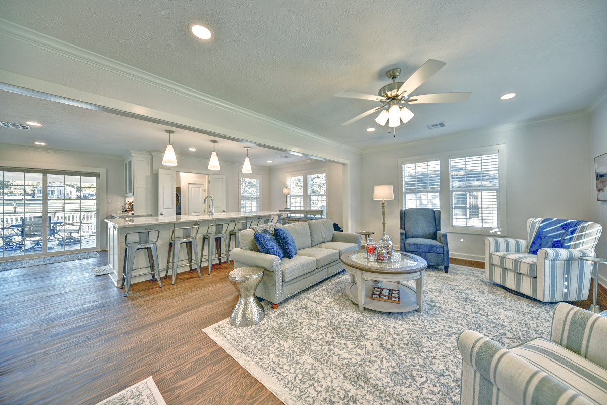 Beautifully updated 3 bedroom/2 bath Brenham home in the perfect location - Photo 3