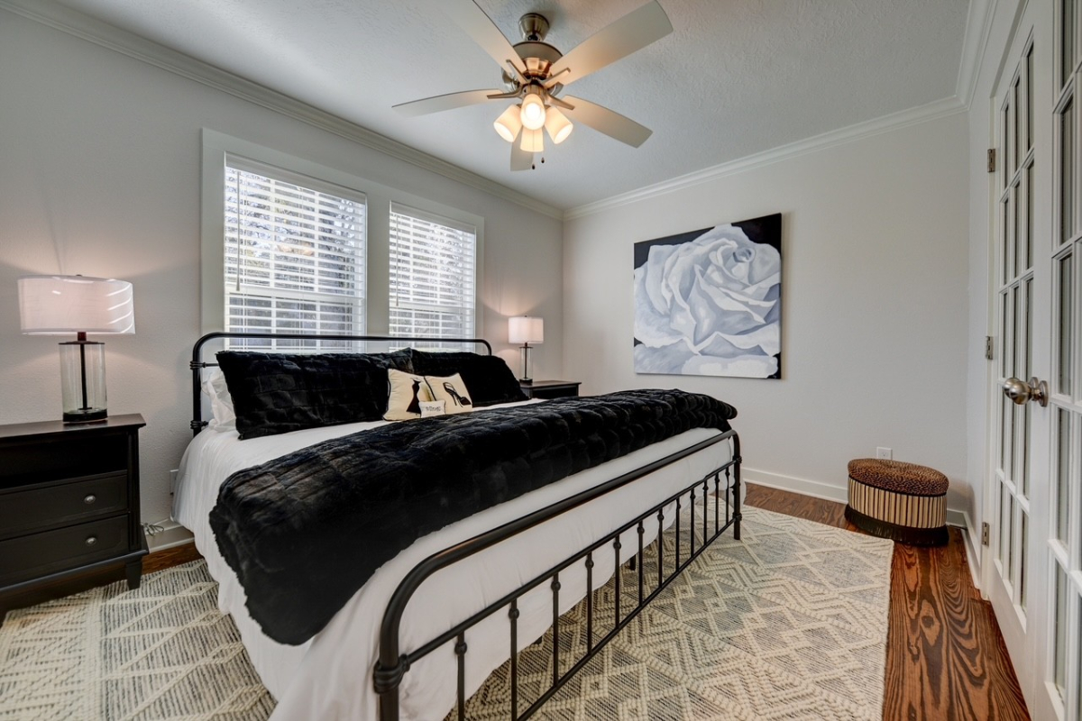 Beautifully updated 3 bedroom/2 bath Brenham home in the perfect location - Photo 4