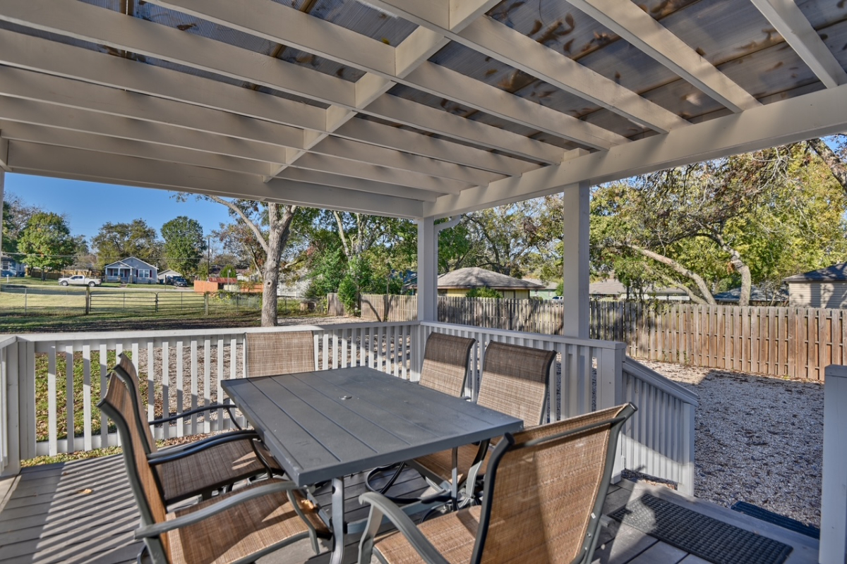 Beautifully updated 3 bedroom/2 bath Brenham home in the perfect location - Photo 5