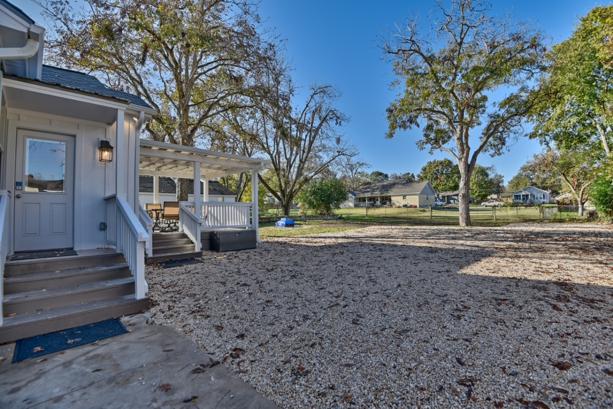 Beautifully updated 3 bedroom/2 bath Brenham home in the perfect location - Photo 6