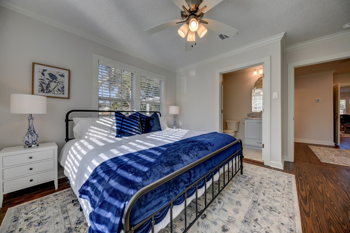 Beautifully updated 3 bedroom/2 bath Brenham home in the perfect location - Photo 7
