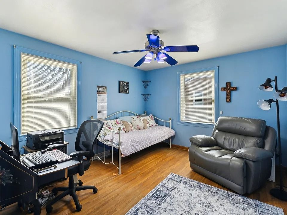 Room 2 - Beautiful Room with Prime Location