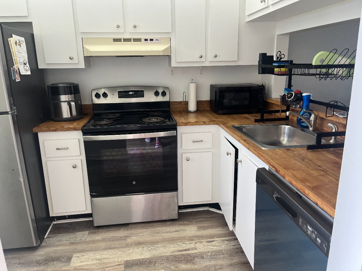 Condo for rent by room. Suite and Room with separate Bath Or Whole apartment.  Suite is $2500 a mont - Photo 7
