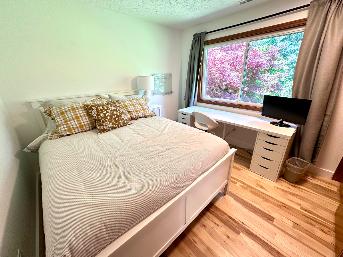 Private Room with Desk, Smart TV, keyed entrance