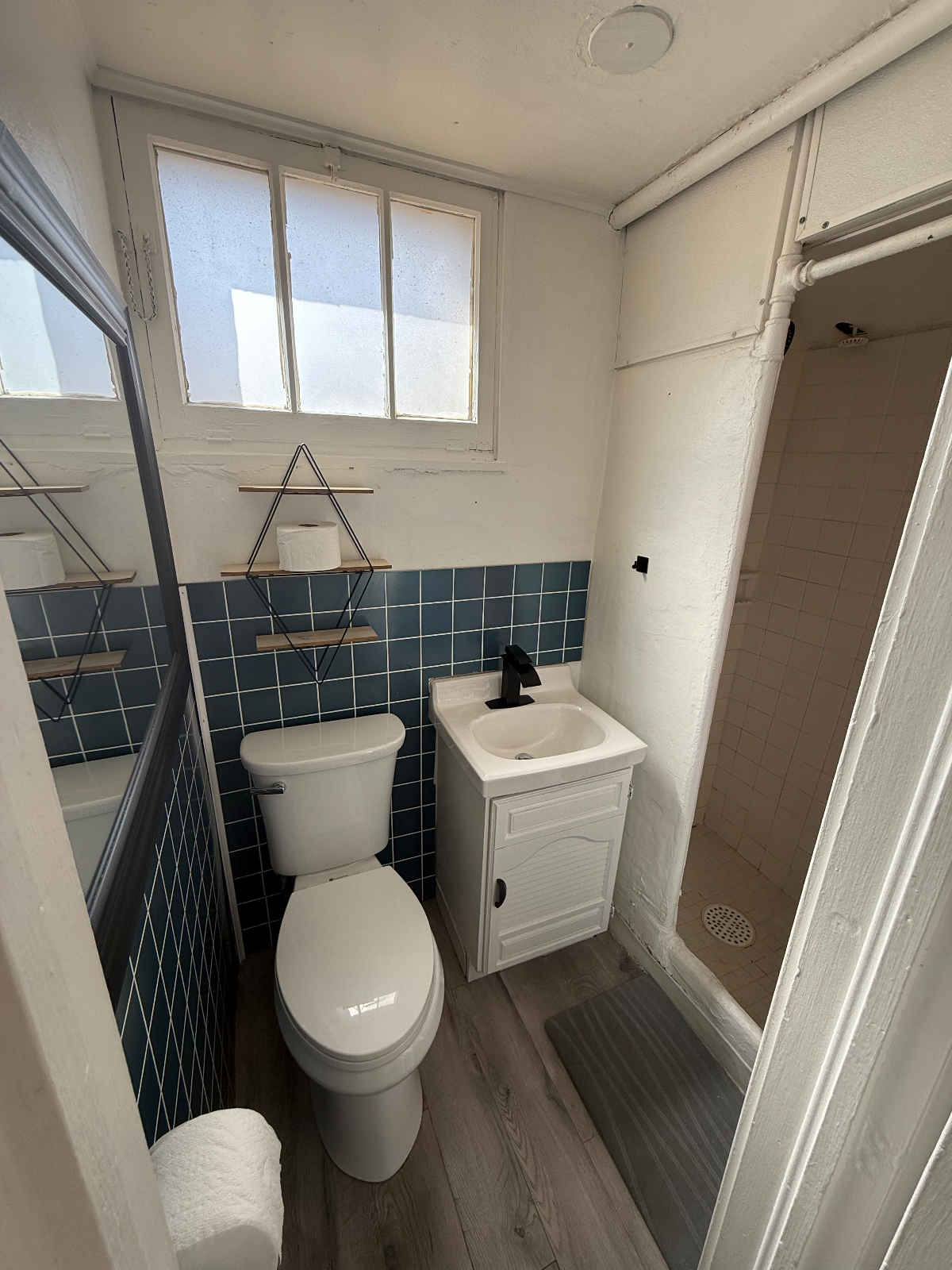 Cozy and Modern 2 bedroom Stay - Photo 6