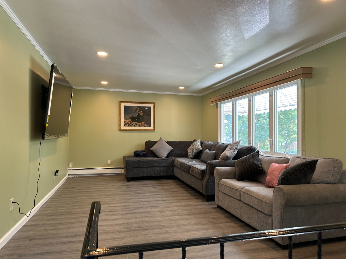 Spacious 4-bedroom Second-Floor Apartment with Large Living Room, Separate Kitchen and Central Locat - Photo 2