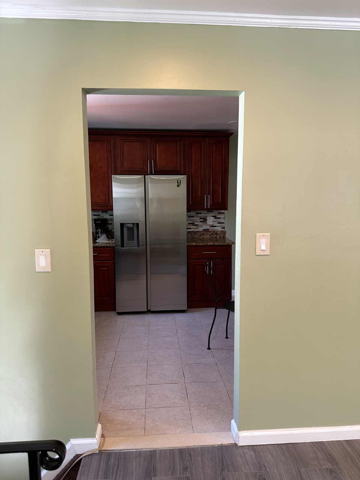 Spacious 4-bedroom Second-Floor Apartment with Large Living Room, Separate Kitchen and Central Locat - Photo 6