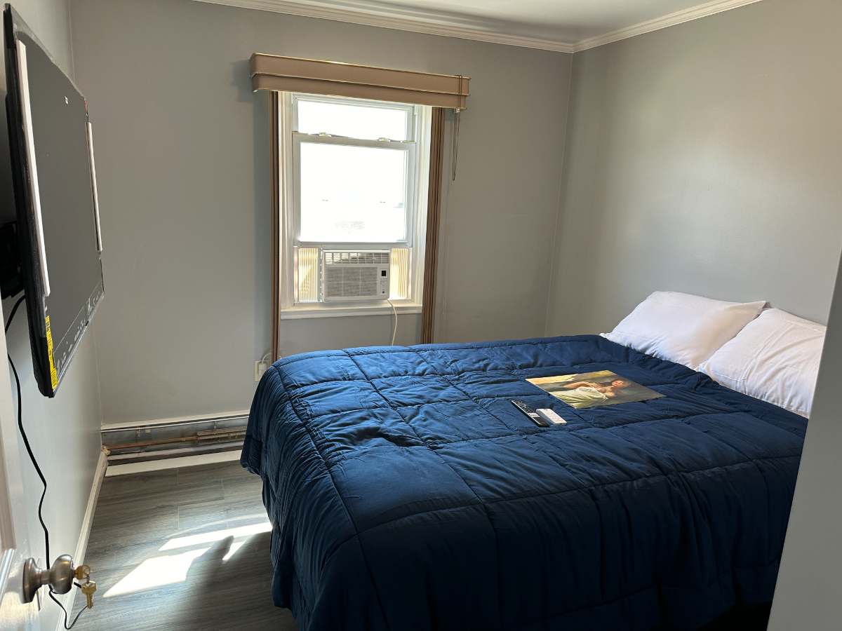 Spacious 4-bedroom Second-Floor Apartment with Large Living Room, Separate Kitchen and Central Locat - Photo 7