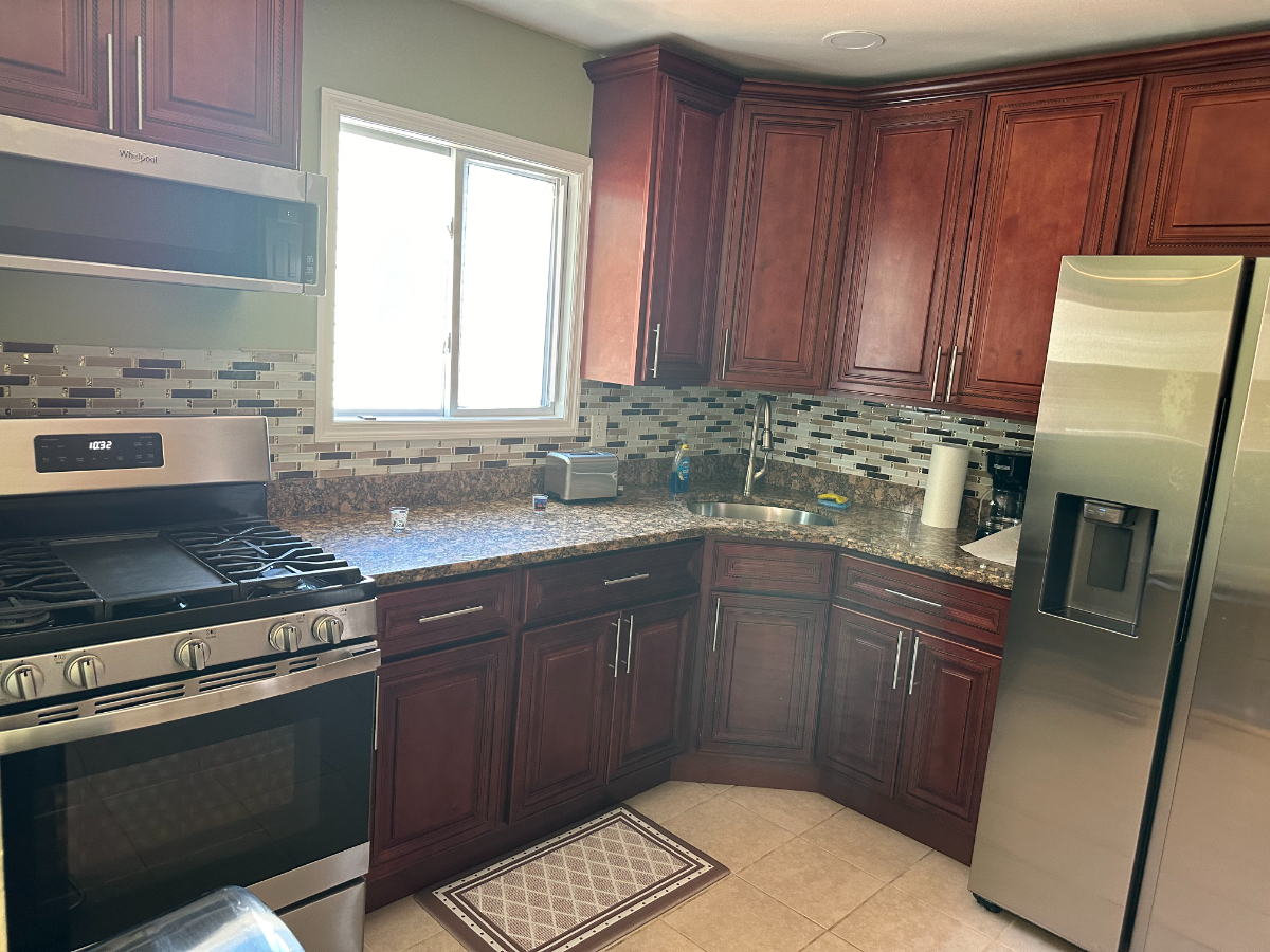 Spacious 4-bedroom Second-Floor Apartment with Large Living Room, Separate Kitchen and Central Locat - Photo 4