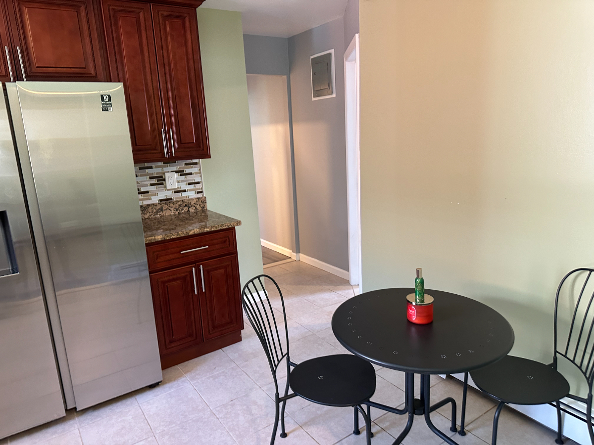 Spacious 4-bedroom Second-Floor Apartment with Large Living Room, Separate Kitchen and Central Locat - Photo 5