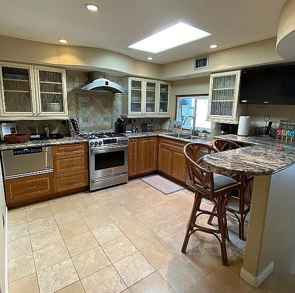 Top-Floor Mission Beach Condo with Ocean and Bay Views - Photo 3