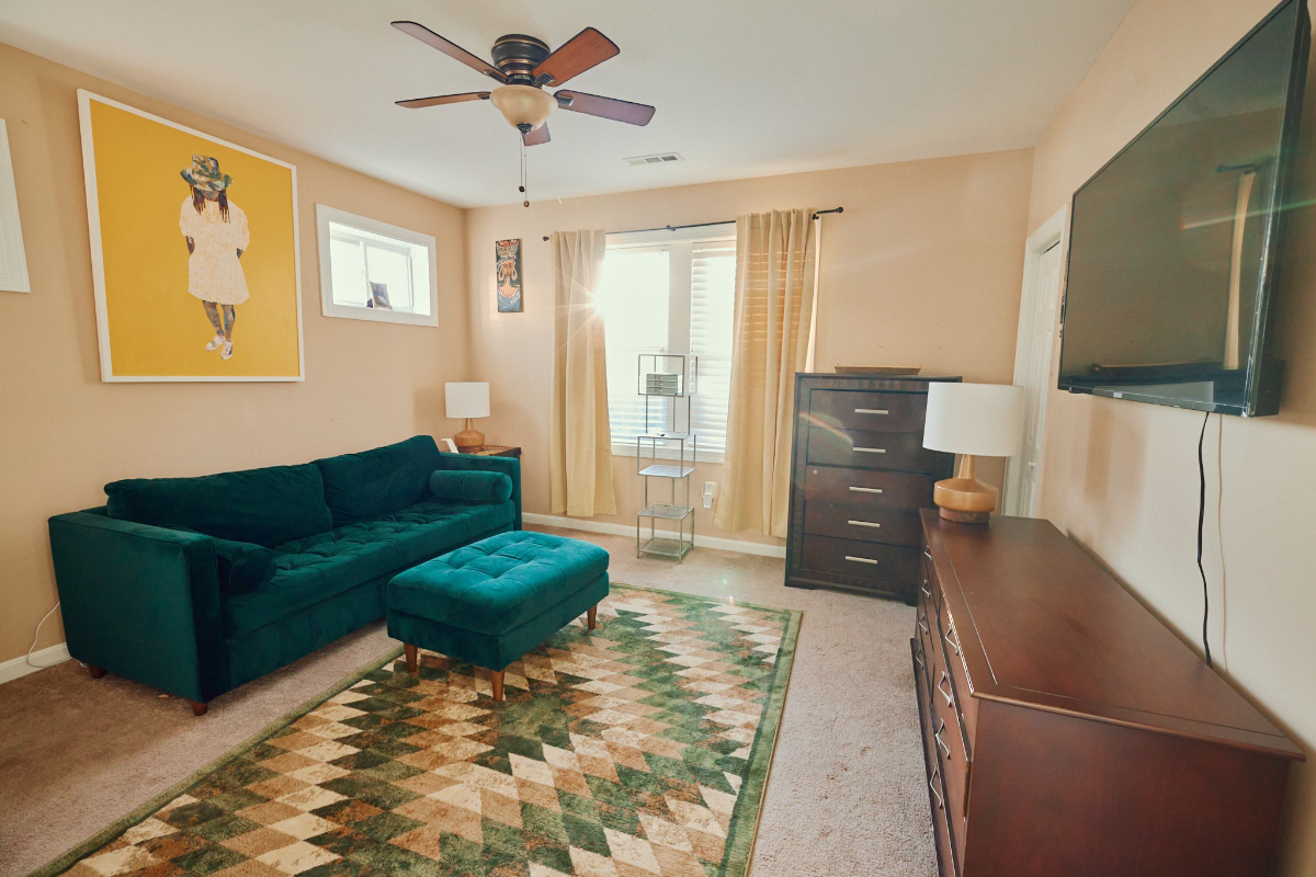 Top-Floor 2BR Condo in Prime Location - Fully Furnished & All Included - Photo 8