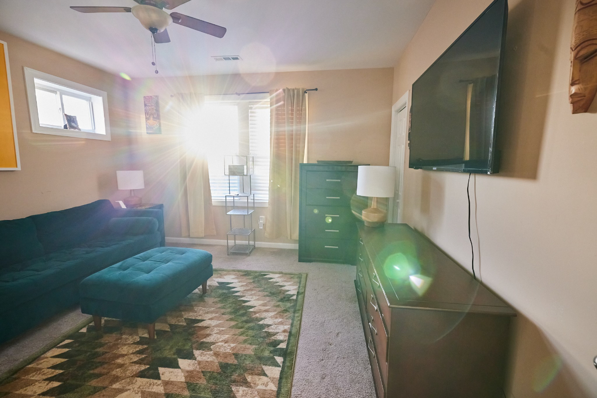 Top-Floor 2BR Condo in Prime Location - Fully Furnished & All Included - Photo 11