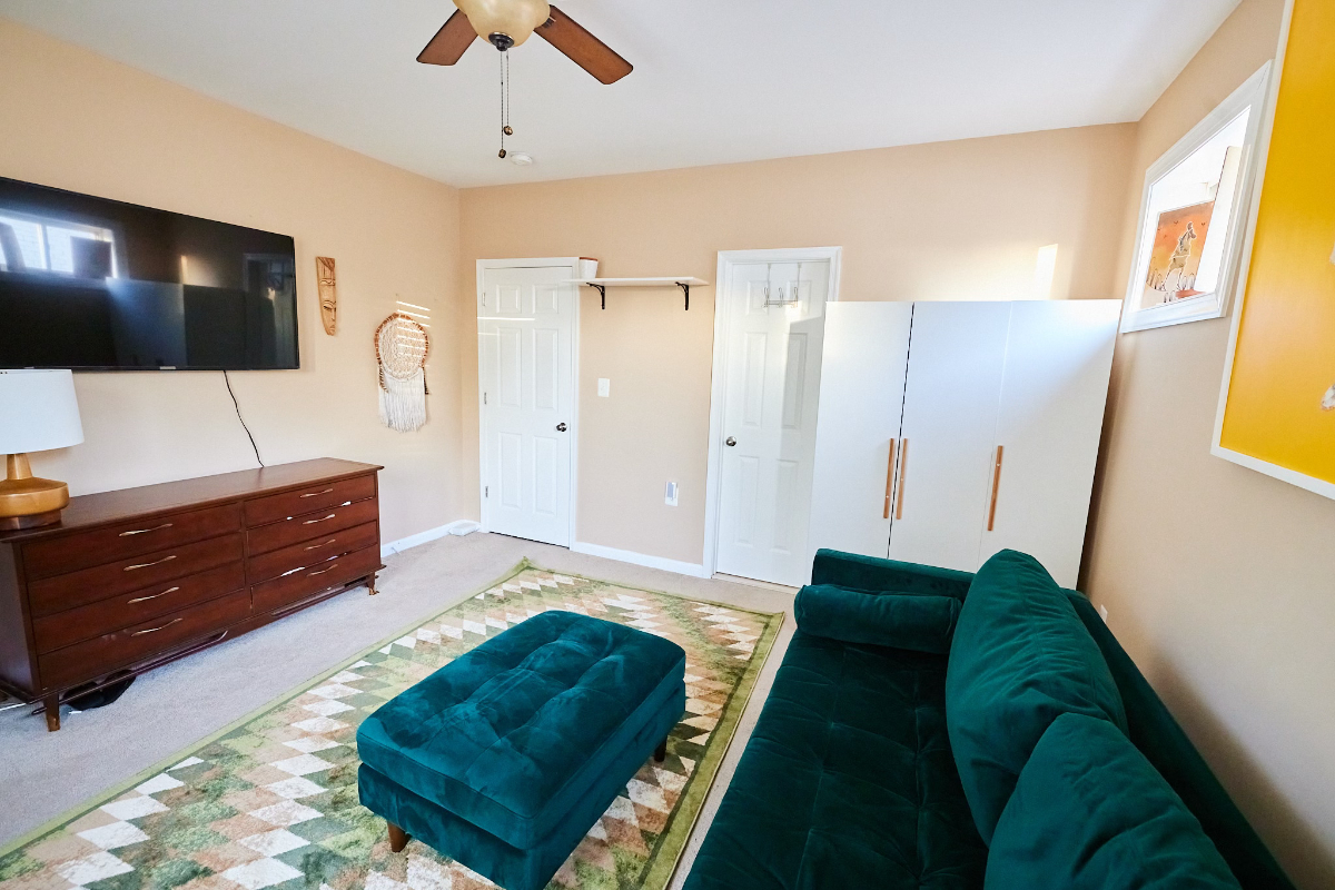 Top-Floor 2BR Condo in Prime Location - Fully Furnished & All Included - Photo 9