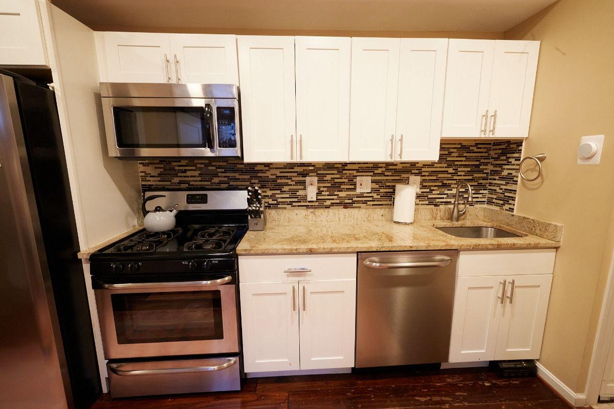 Top-Floor 2BR Condo in Prime Location - Fully Furnished & All Included - Photo 6
