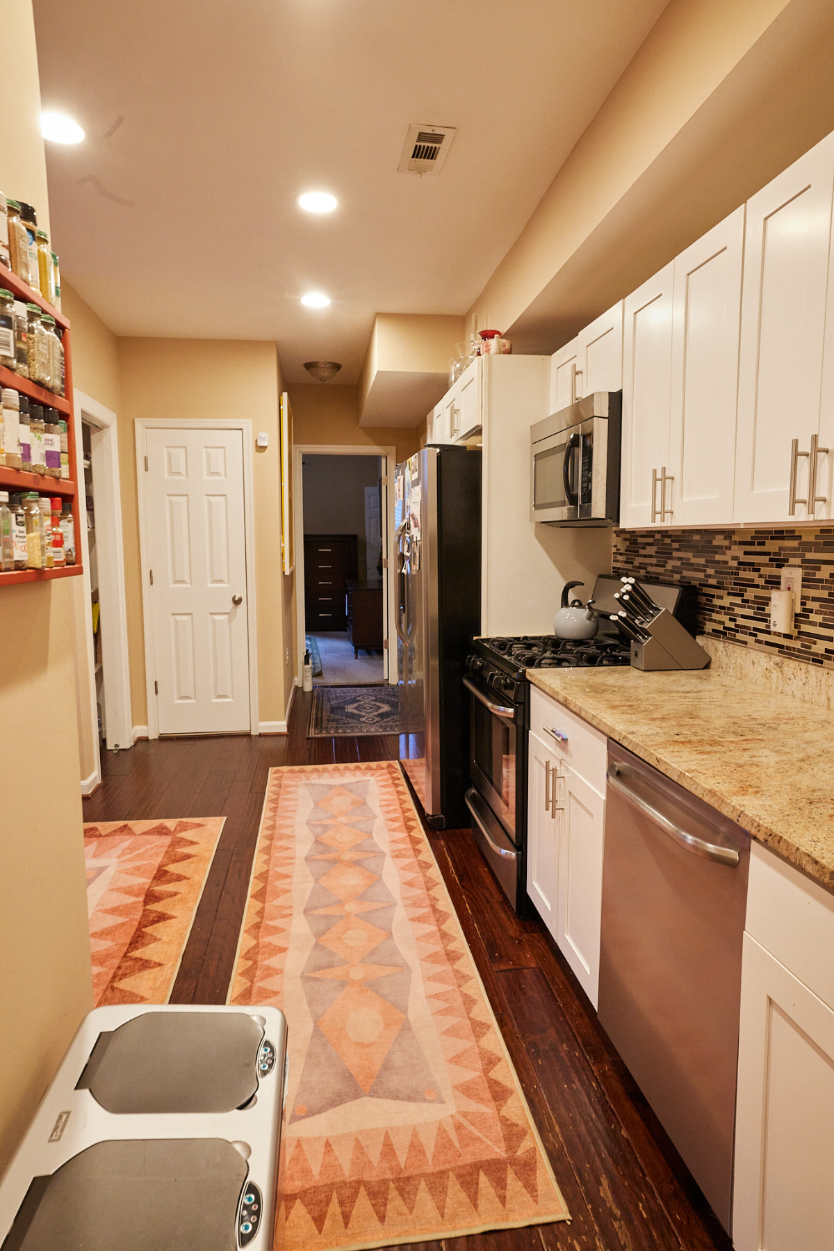 Top-Floor 2BR Condo in Prime Location - Fully Furnished & All Included - Photo 5