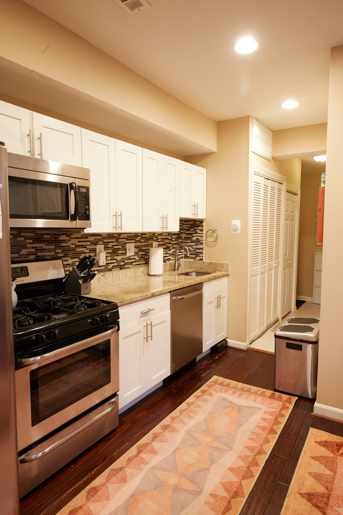 Top-Floor 2BR Condo in Prime Location - Fully Furnished & All Included - Photo 7