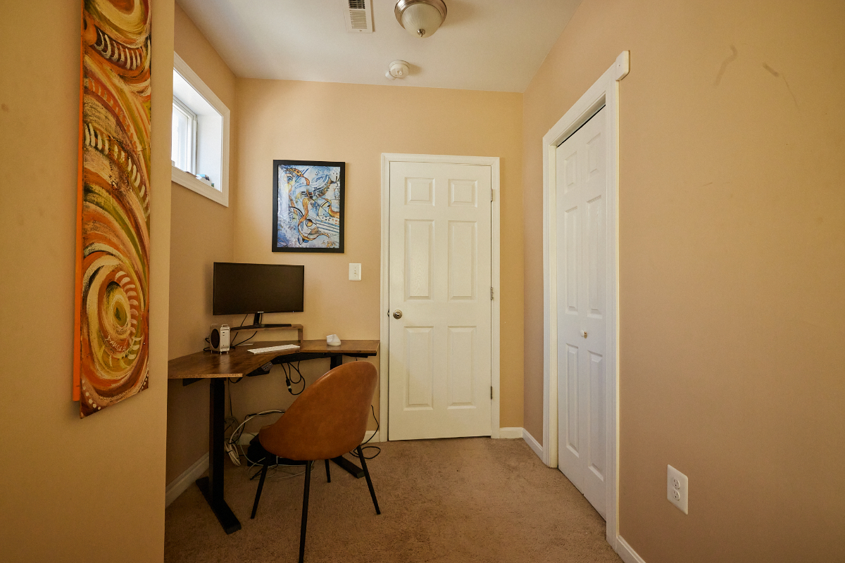 Top-Floor 2BR Condo in Prime Location - Fully Furnished & All Included - Photo 4