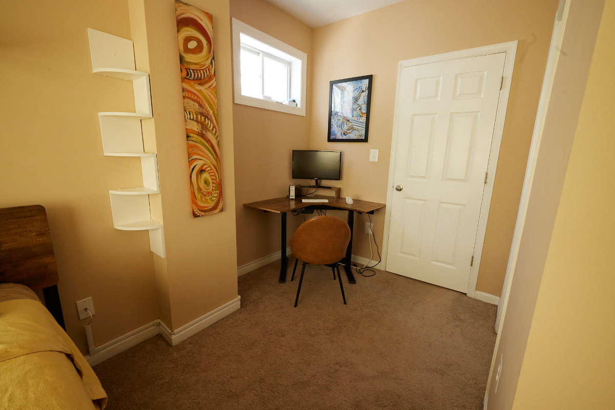 Top-Floor 2BR Condo in Prime Location - Fully Furnished & All Included - Photo 3
