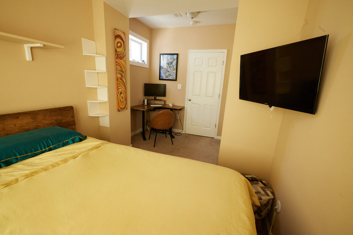 Top-Floor 2BR Condo in Prime Location - Fully Furnished & All Included - Photo 2