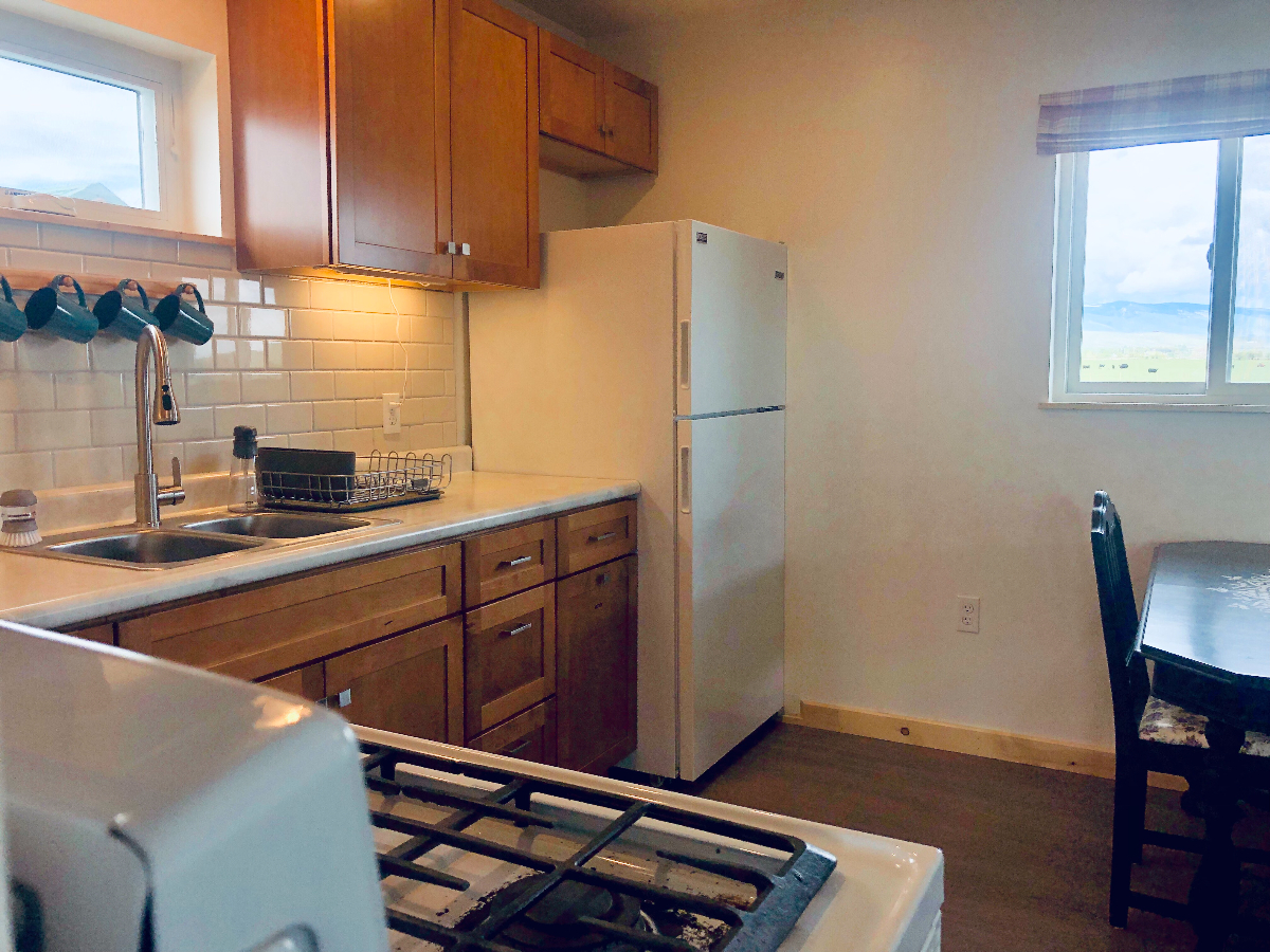 The Lander Roost 1BR w/ garage - Photo 4