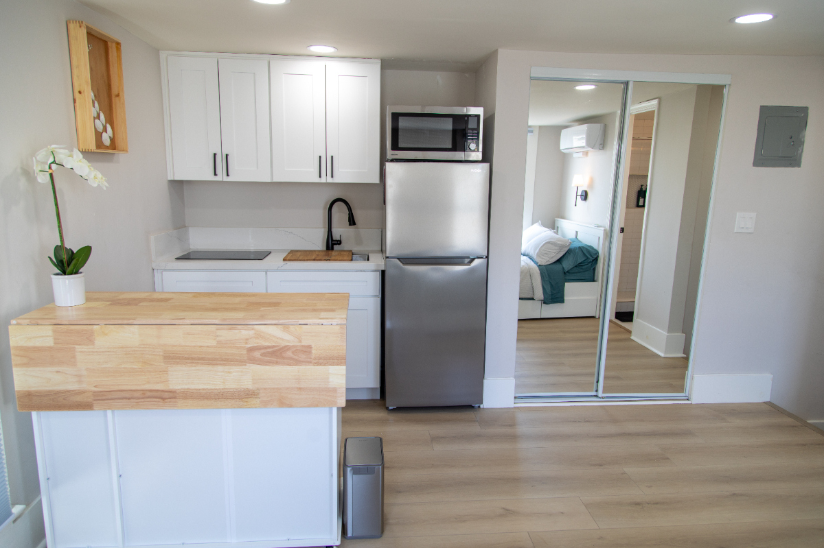 Cozy studio in prime downtown location - Photo 2
