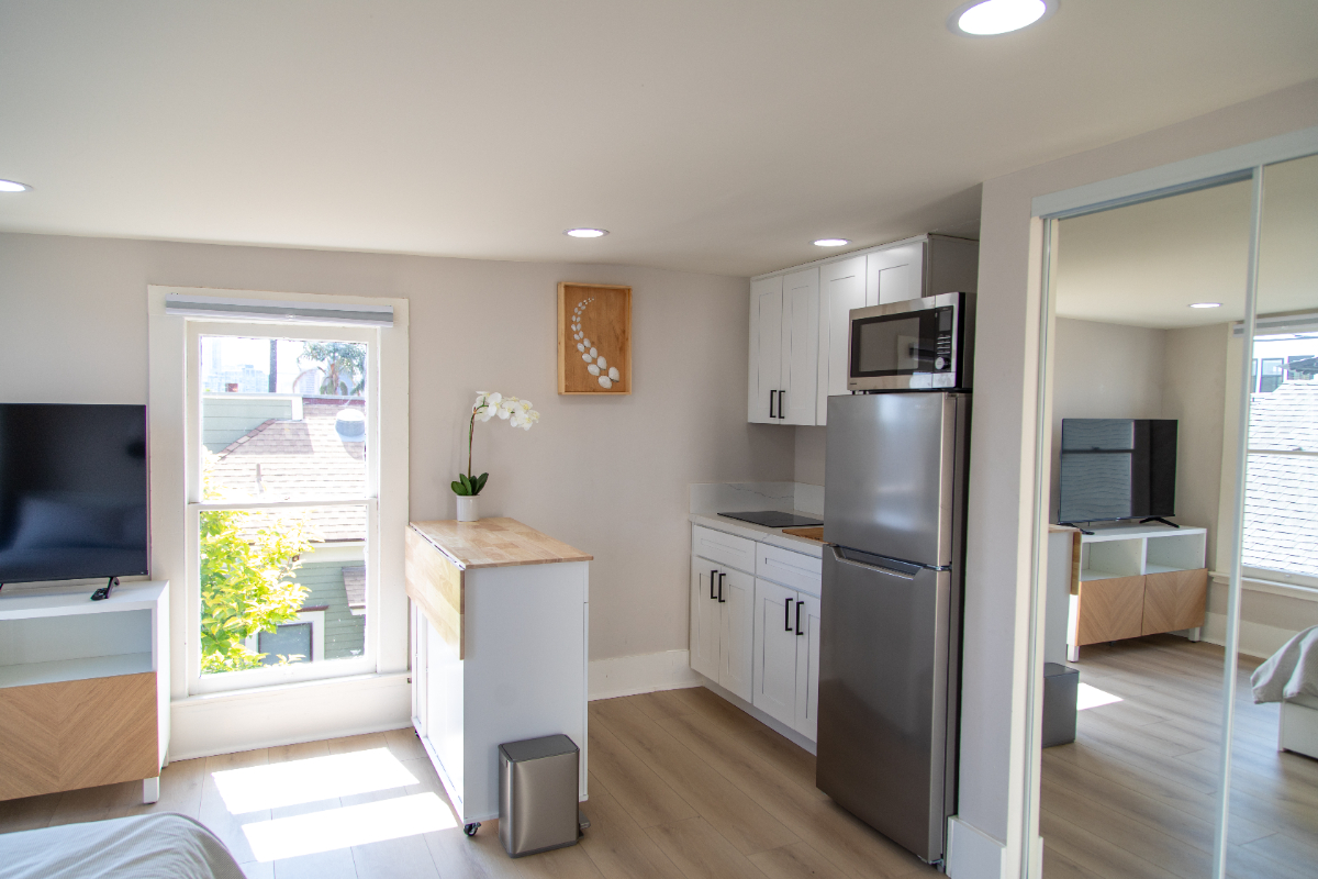 Cozy studio in prime downtown location - Photo 1