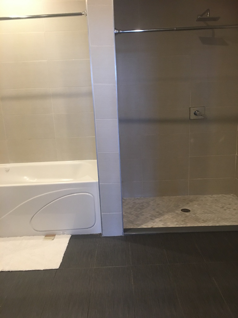 Large, Relaxing bedroom with private bath - Photo 2
