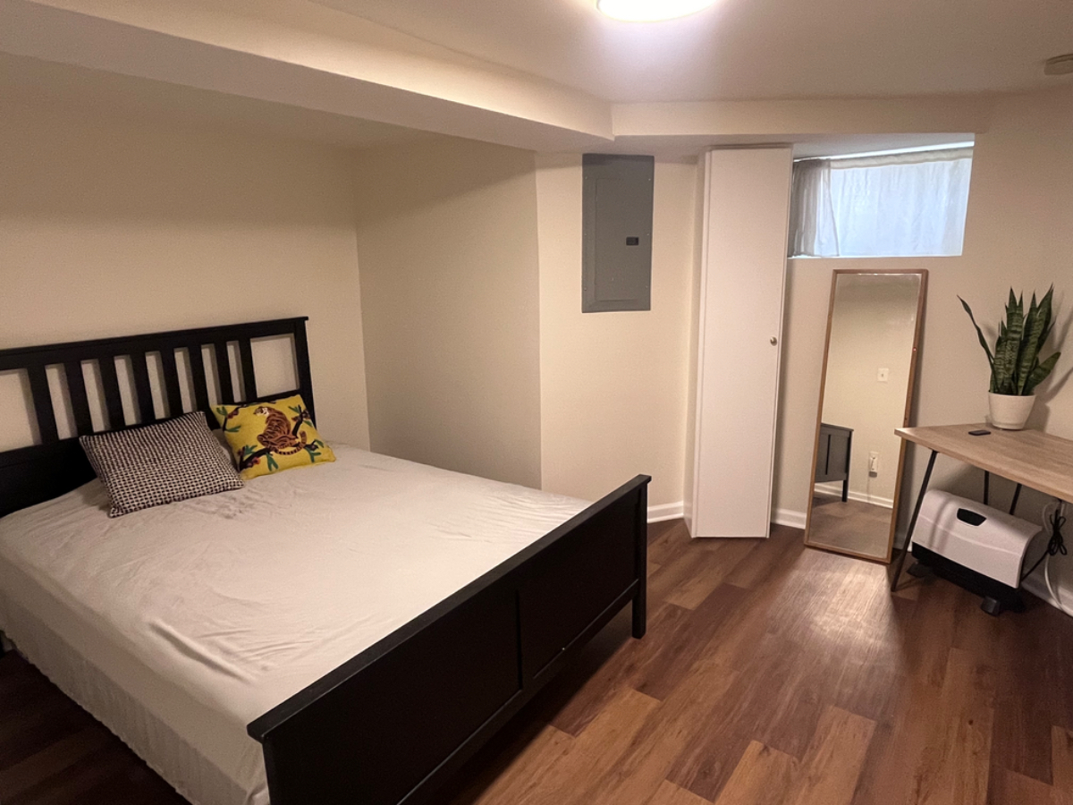 Cozy 1 Bedroom English Basement - Photo 7
