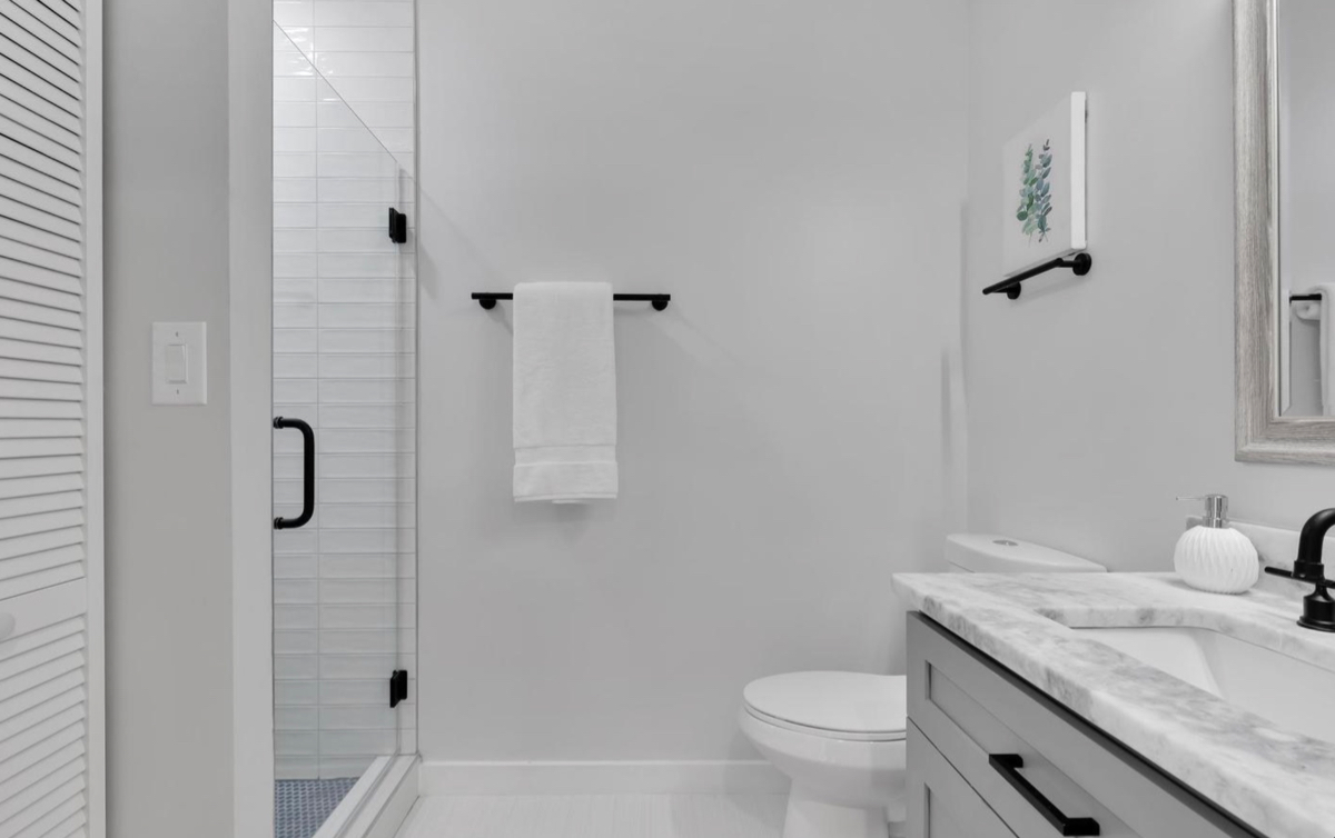 Stunning 2BR/2BA Condo w/ Rooftop Patio - Photo 2