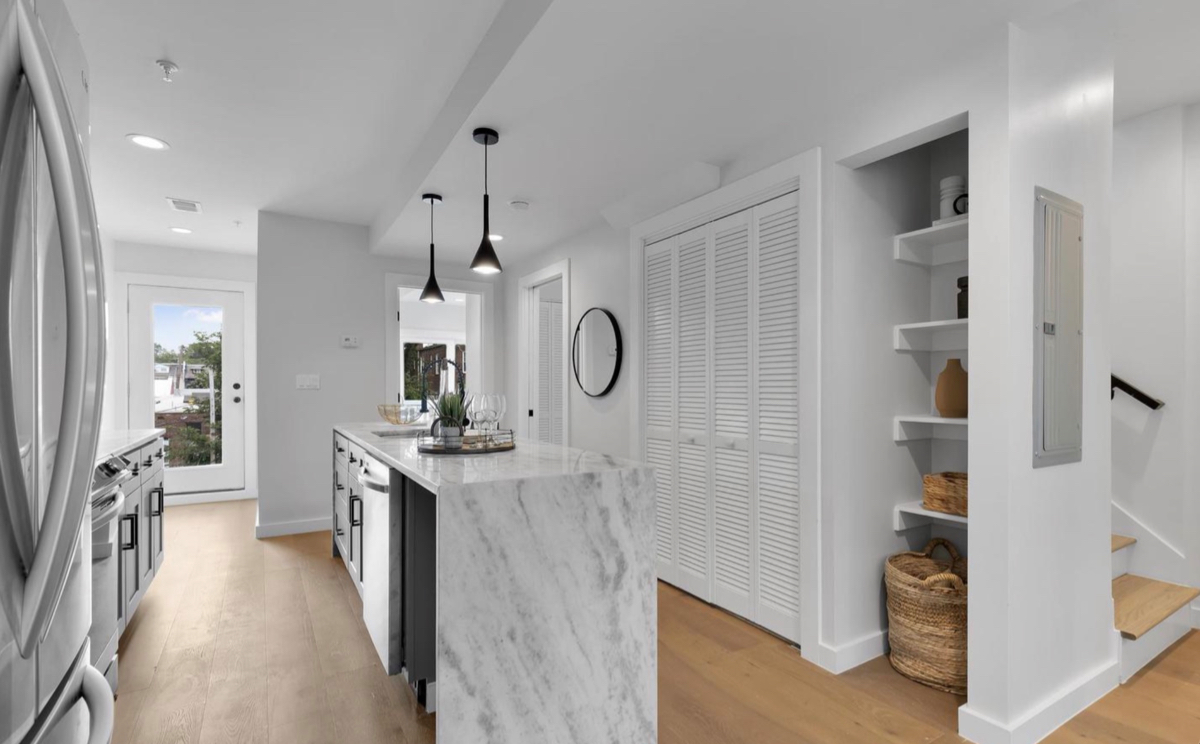 Stunning 2BR/2BA Condo w/ Rooftop Patio - Photo 8